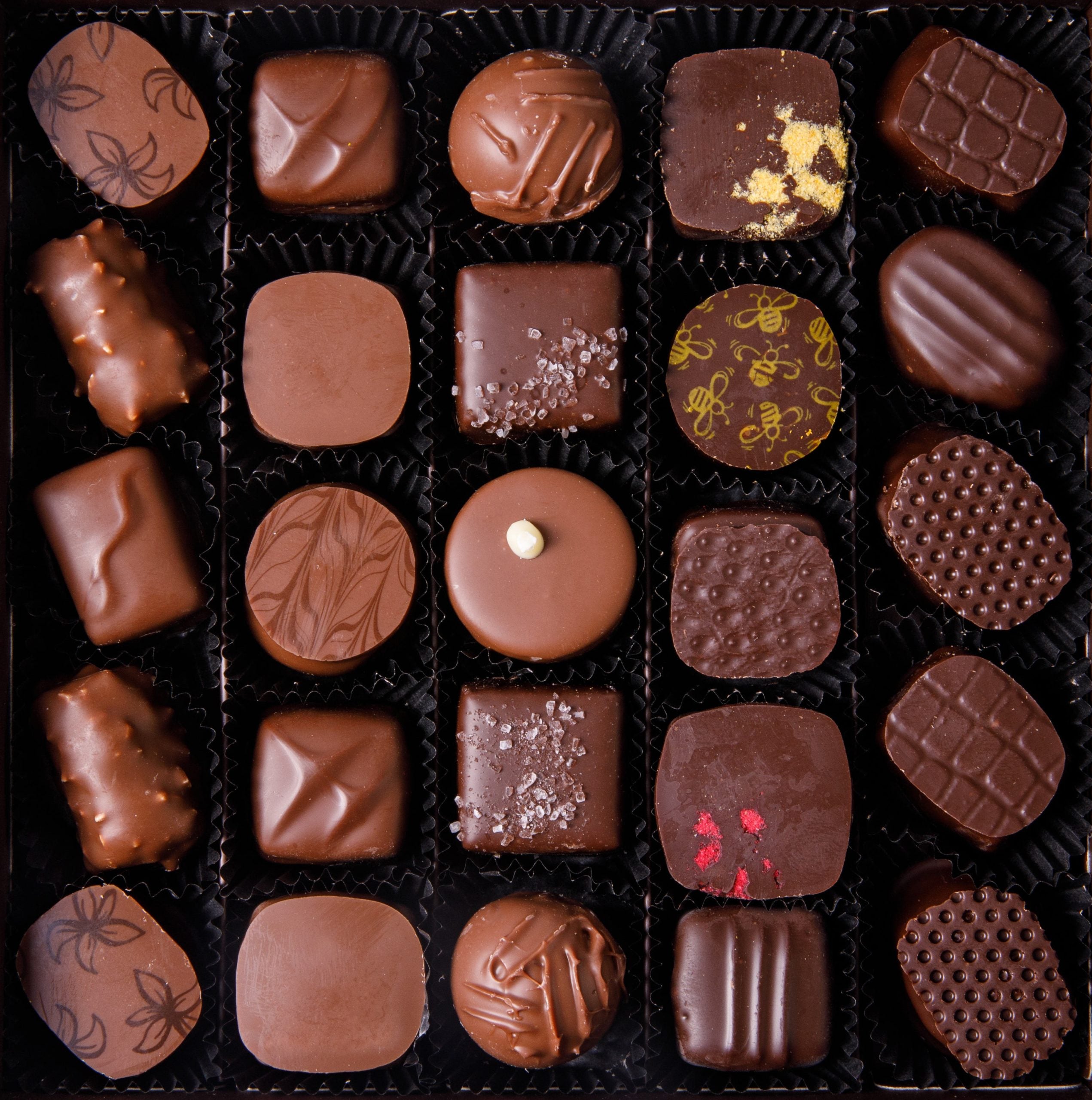 Prestige 25 Milk & Dark Chocolates Assortment With Love Sleeve